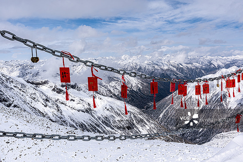 四川阿坝达古雪山山顶红色的祈福牌子山谷背景图片素材