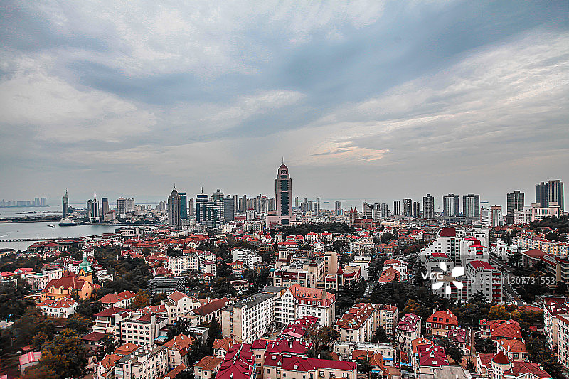 2020年10月12日，在信号山公园拍摄青岛老城区。图片素材