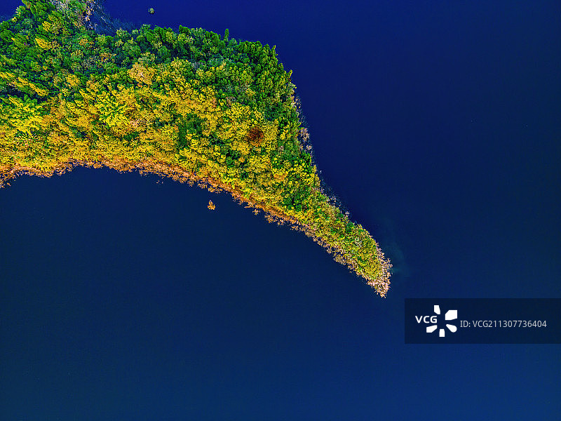 空中航拍湖泊和象鸟头一样的半岛图片素材