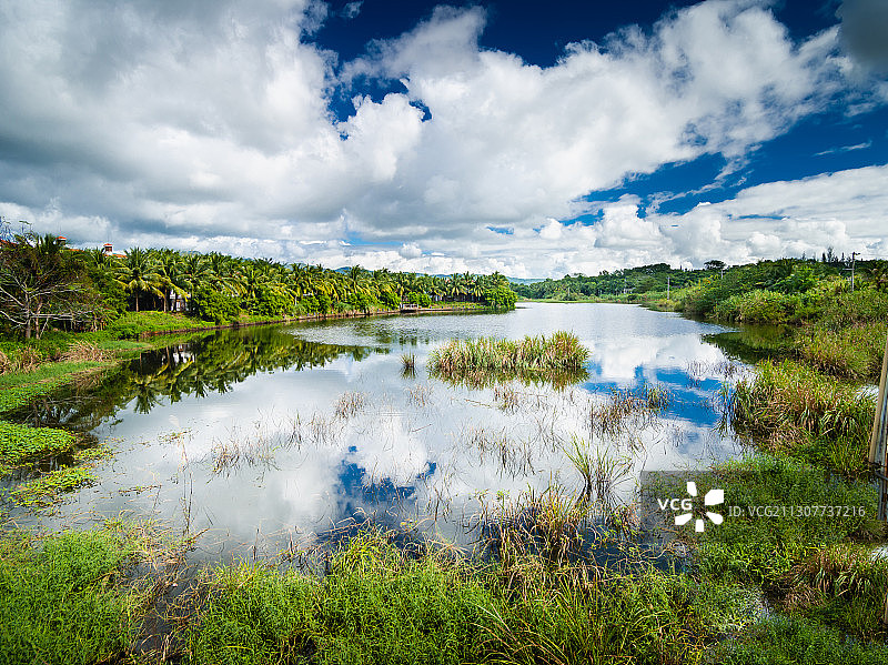 海南万宁市兴隆华侨旅游经济区太阳河风光南亚风情图片素材