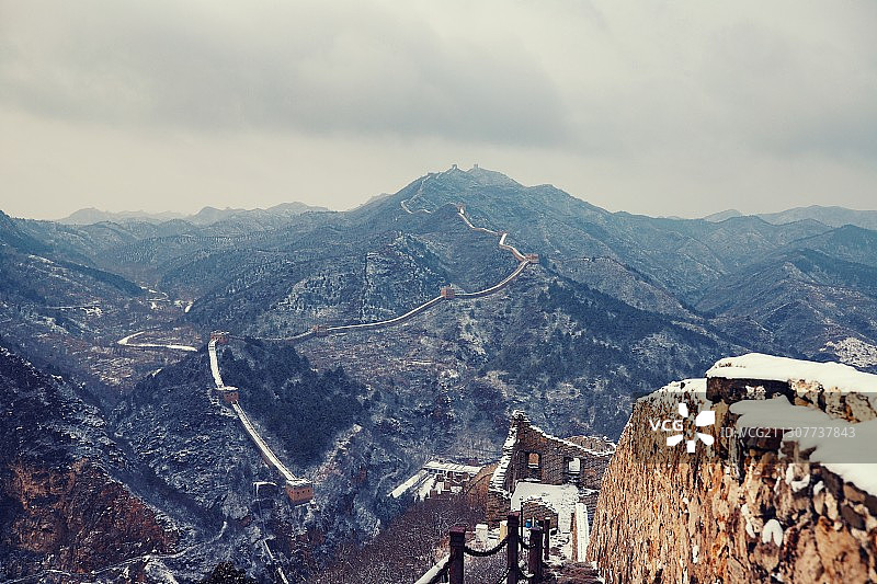 皑皑白雪，断壁残垣，历史仿佛凝固在长城的一砖一瓦上。图片素材