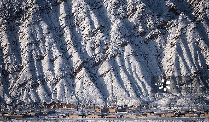 冬季帕米尔高原上的冰雪，跟随着地形层层叠叠图片素材