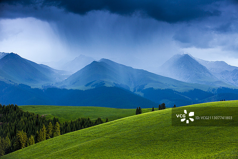 风雨下天山图片素材