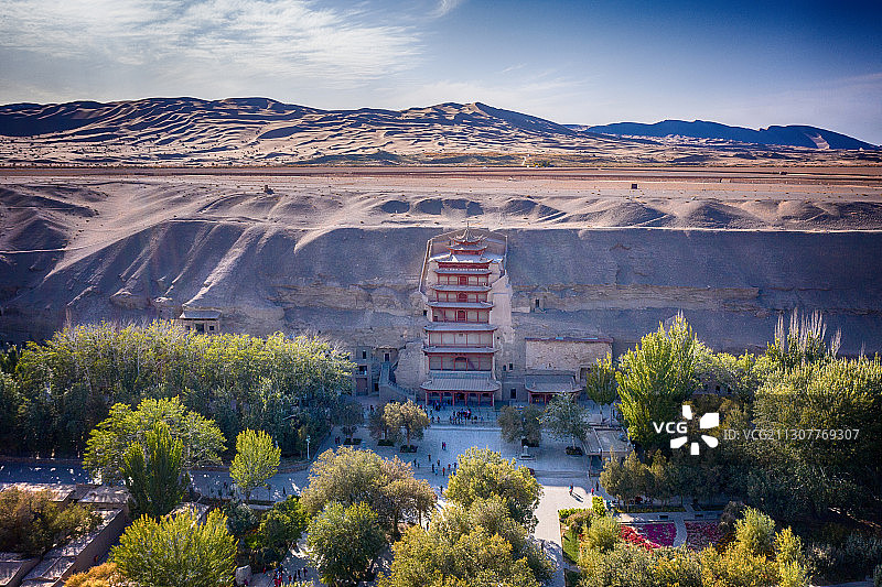 甘肃敦煌莫高窟九层楼全景图片素材