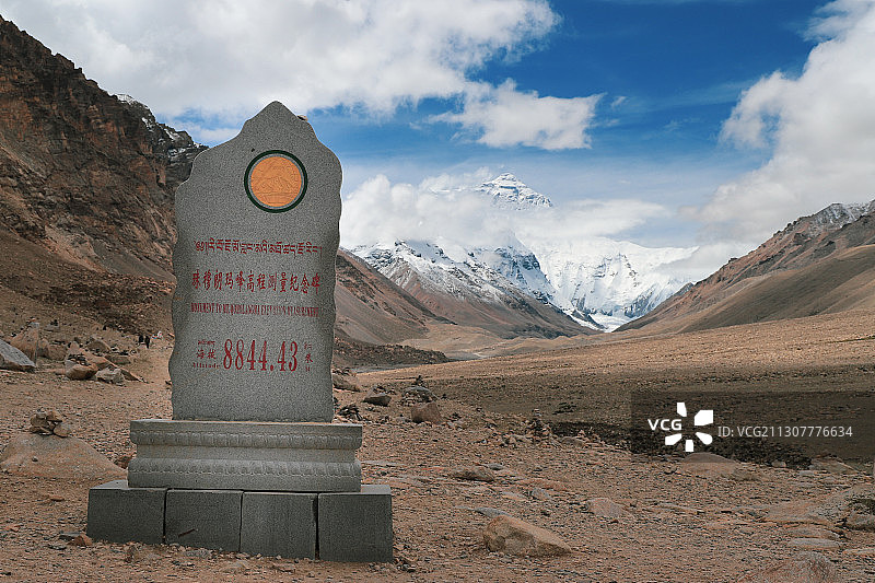 中国西藏日喀则定日县绒布寺珠峰大本营图片素材