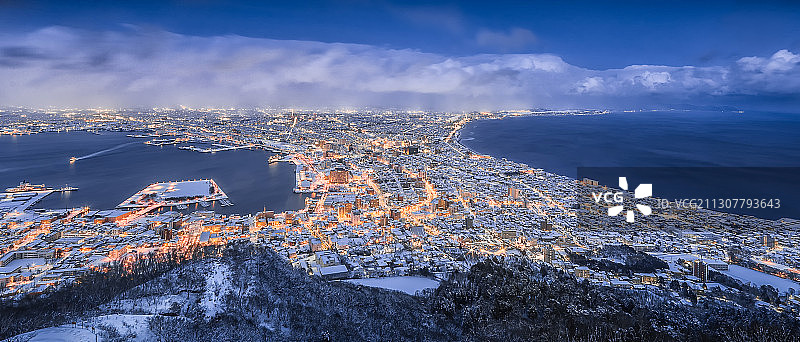 世界三大夜景之日本北海道函馆夜景， 有独特的双曲线形海岸线。图片素材