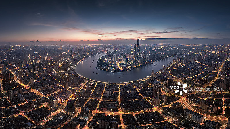 辐——既指如轮辐般的街道错落有致，也指上海金融中心辐射全球。图片素材