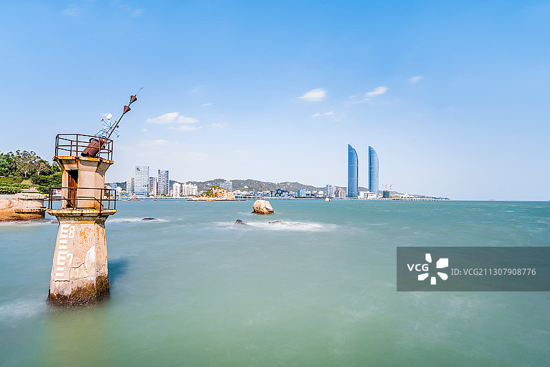 中国福建厦门海边的灯塔和双子塔慢门风光图片素材