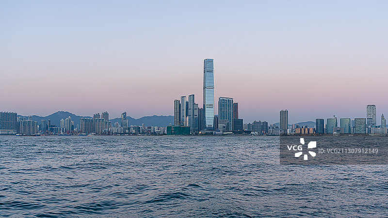 中国香港，粉色晚霞中的九龙天际线图片素材