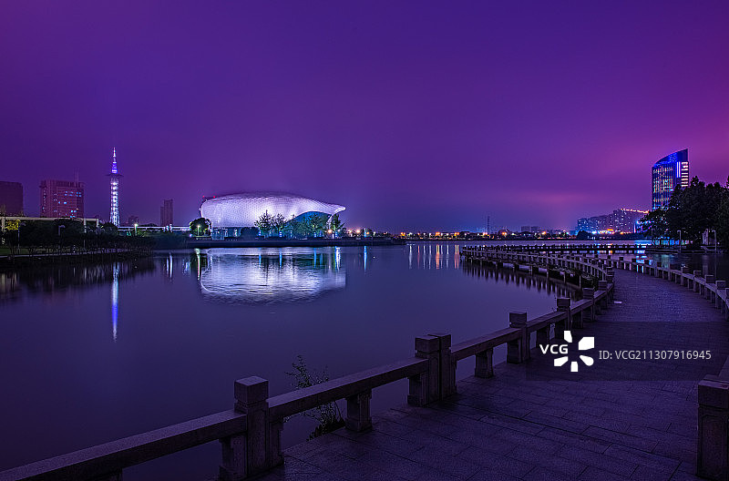 夜色中的太仓天镜湖图片素材