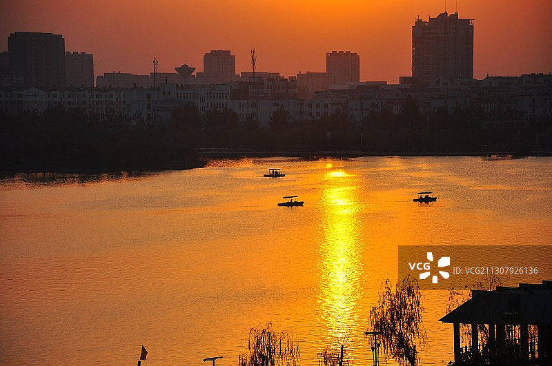 夕阳下聊城东昌湖景区图片素材
