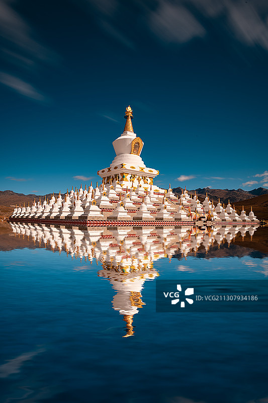 圣洁的白塔图片素材