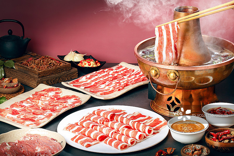 冬天的火锅铜锅涮肉片图片素材