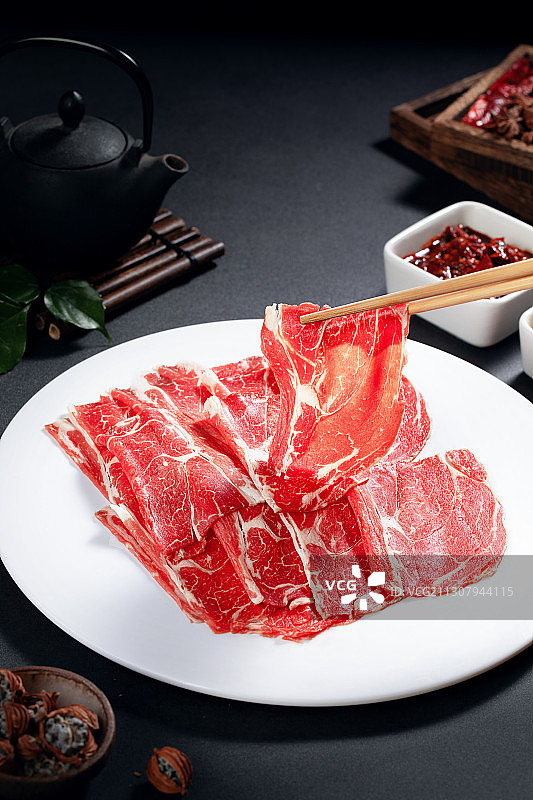 冬天的火锅铜锅涮肉片图片素材