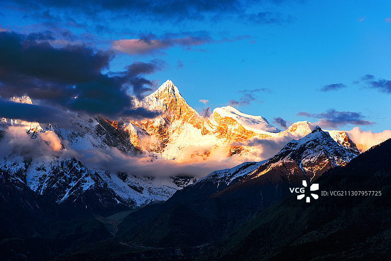 日落时分南迦巴瓦冰川雪峰火红的夕阳光线射得如燃烧一般图片素材