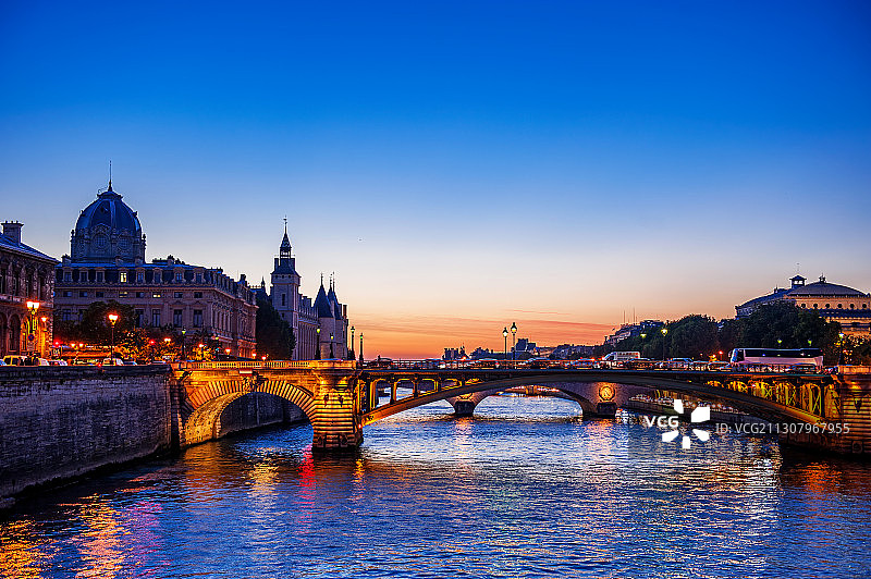 塞纳河畔图片素材