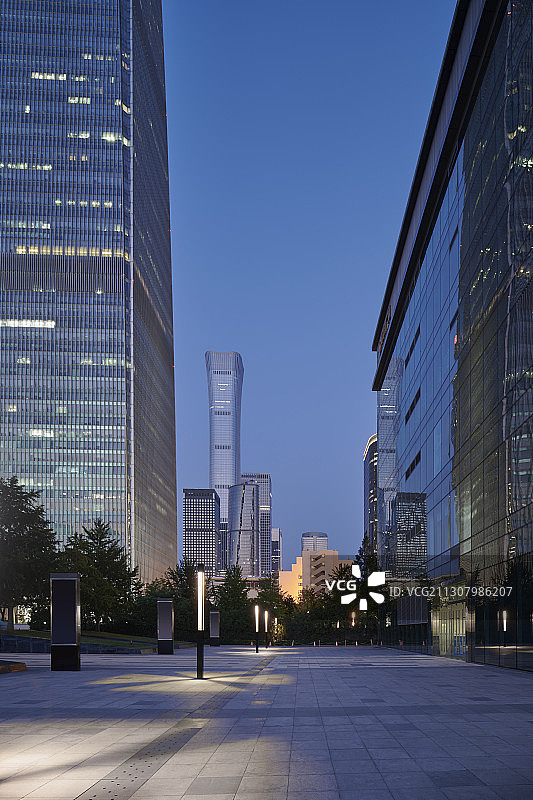 北京CBD摩天大楼建筑群和广场夜景图片素材