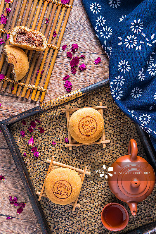 云南昆明中秋节特色美食鲜肉玫瑰云腿月饼图片素材