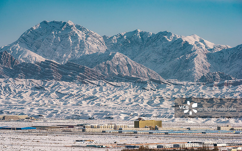冬季的帕米尔高原，中国最西部小城的冬季景色，雪山围绕着乌恰县图片素材