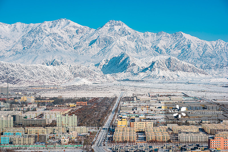 冬季的帕米尔高原，中国最西部小城的冬季景色，雪山围绕着乌恰县图片素材