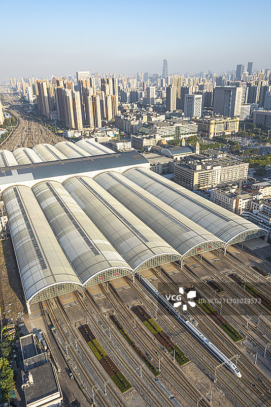 俯瞰汉口火车站，动车组列车从汉口站发车图片素材