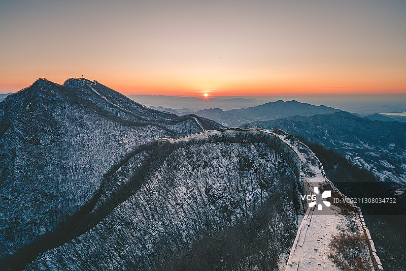 箭扣正北楼的日出（暖冬日生）图片素材