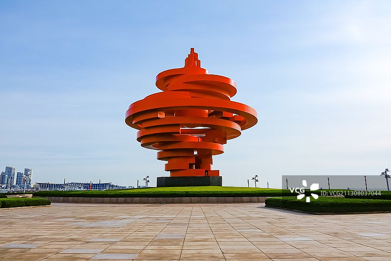 青岛标志：五四广场“五月的风”雕塑图片素材