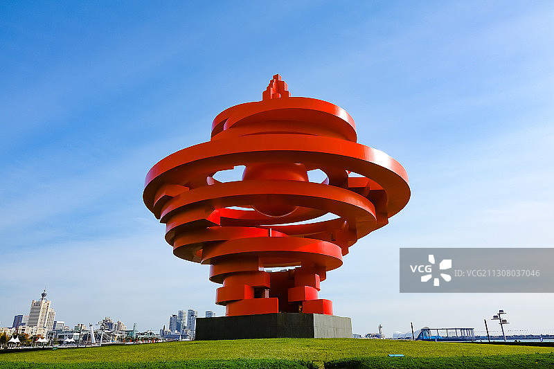 青岛标志：五四广场“五月的风”雕塑图片素材