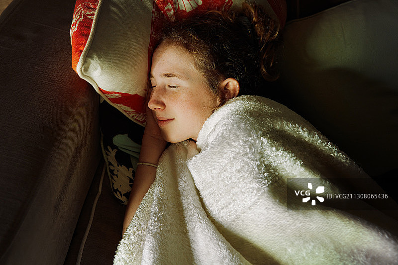 长着雀斑的少女睡着了图片素材