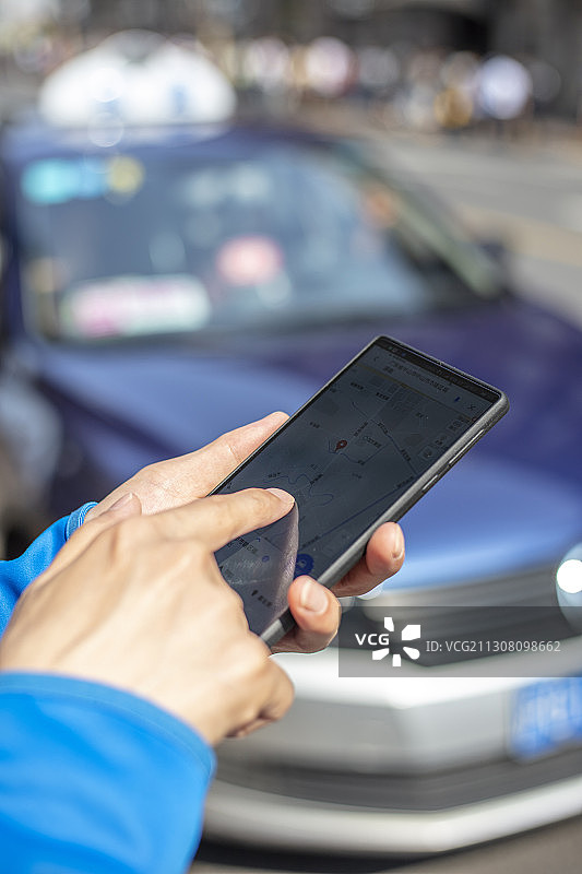 手机软件打车的青年男人图片素材