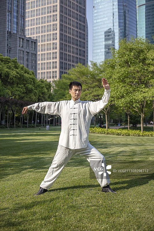 户外打太极拳的青年男人图片素材