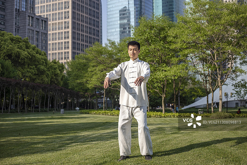 户外打太极拳的青年男人图片素材
