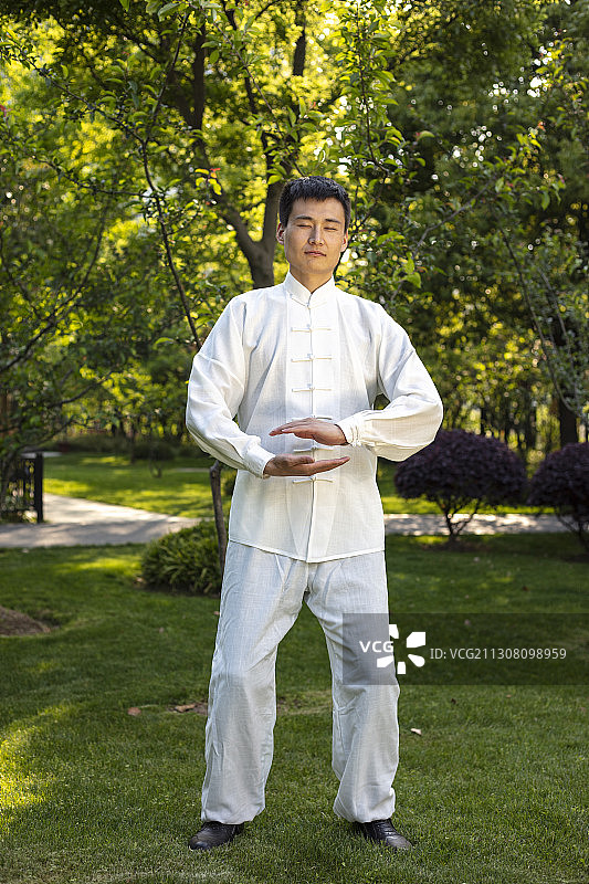 户外打太极拳的青年男人图片素材