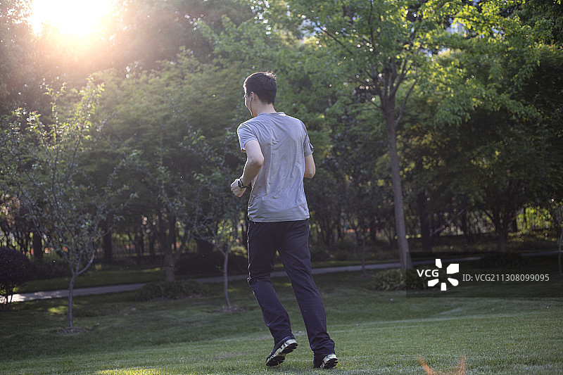 上海陆家嘴绿地跑步的中年男人图片素材