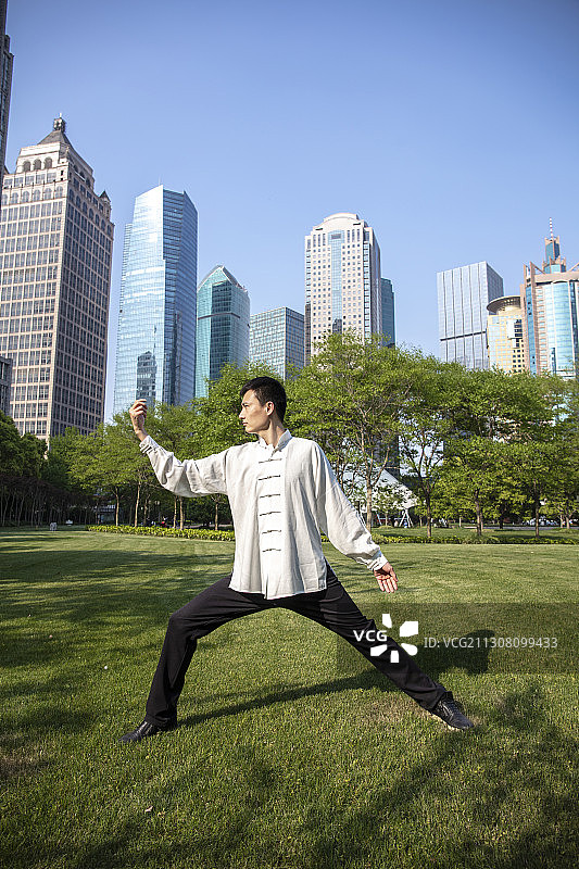 户外打太极拳的青年男人图片素材