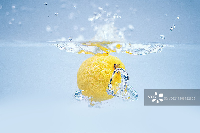 水中柠檬图片素材
