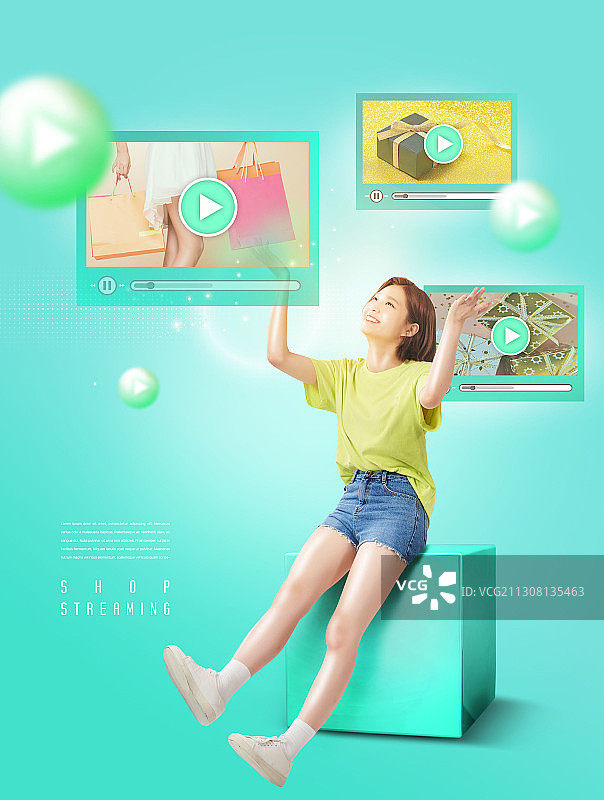 女人坐在椅子上玩视频图片素材