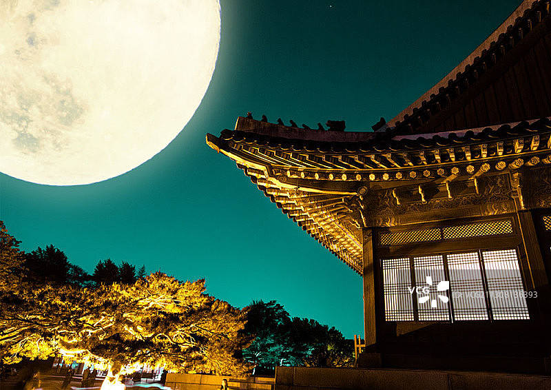 韩国传统建筑夜景和天空中的月亮主题编辑图像图片素材