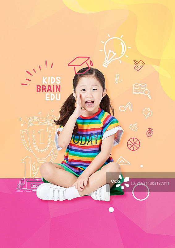 儿童大脑教育主题：女孩坐着大喊图片素材