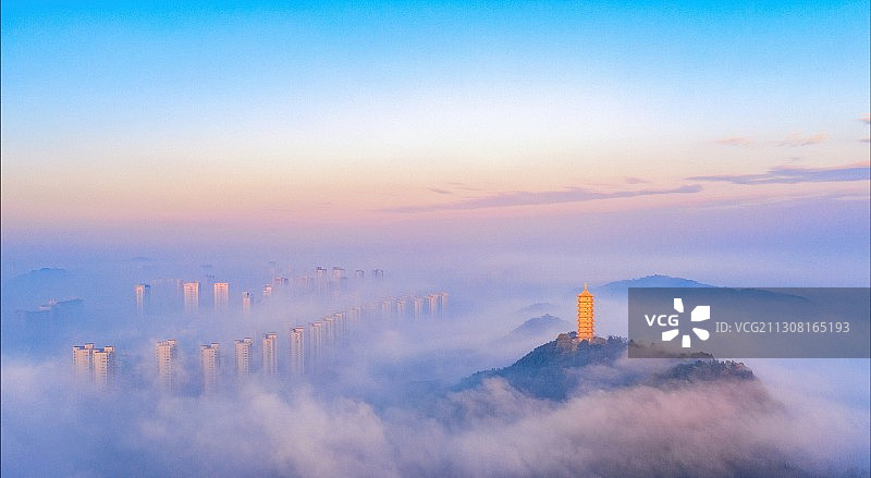 云蒸雾漫映金塔图片素材