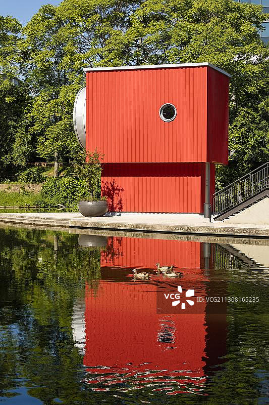 岛屿顶端的一人住宅,艺术作品,雕塑,作者:Thomas Schuette,内卡河,巴登-符腾堡州,德国,欧洲图片素材