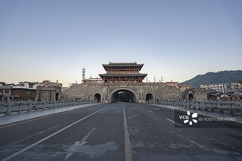 清晨长汀济川门前的柏油路图片素材