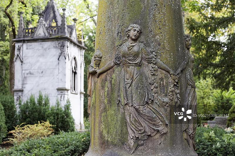 在德国图林根魏玛历史公墓，弗里德里希·威廉·德尔创作的欧佛洛绪涅纪念碑上的舞蹈仙女雕像图片素材