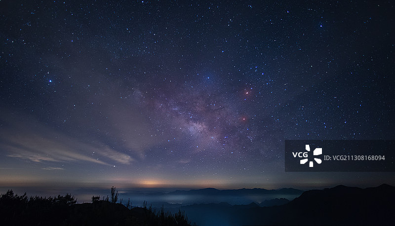 夜空下的山脉剪影图片素材