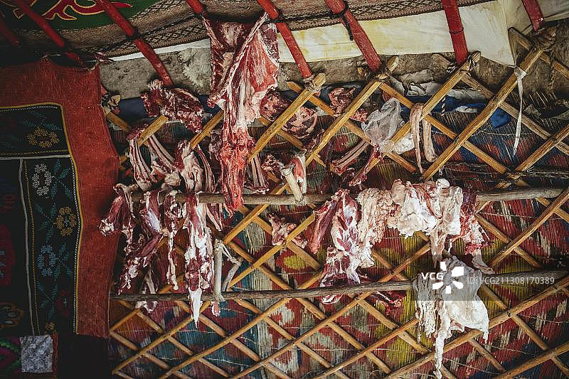 猎鹰人巴沙汗·斯派的蒙古包，食物储藏地，蒙古国科西尔·查尔图片素材