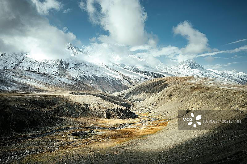 瓦罕走廊高山谷中的废弃定居点,在Bozai Gumbaz以西几公里处,山谷南部与兴都库什的雪山接壤,瓦罕走廊,巴达赫尚,阿富汗,亚洲图片素材