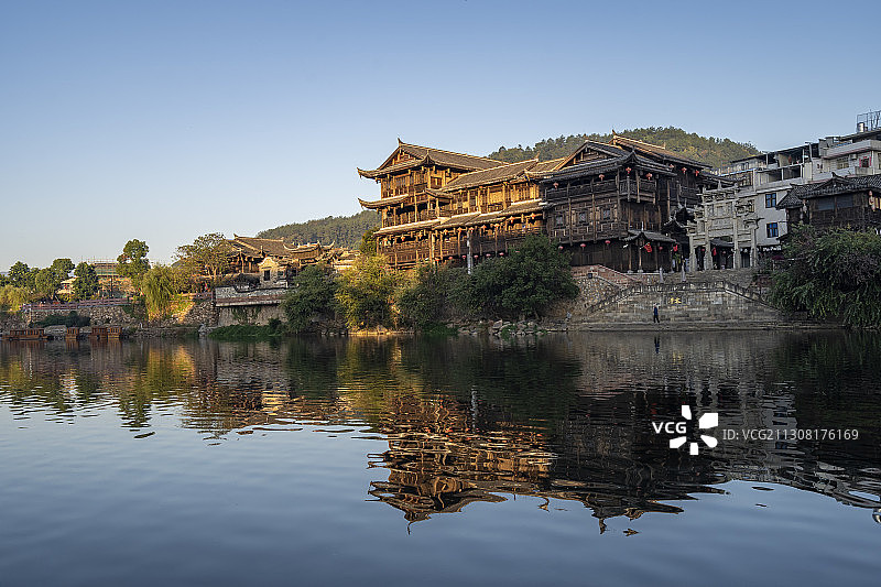 晨曦中汀江畔的木质古建筑图片素材
