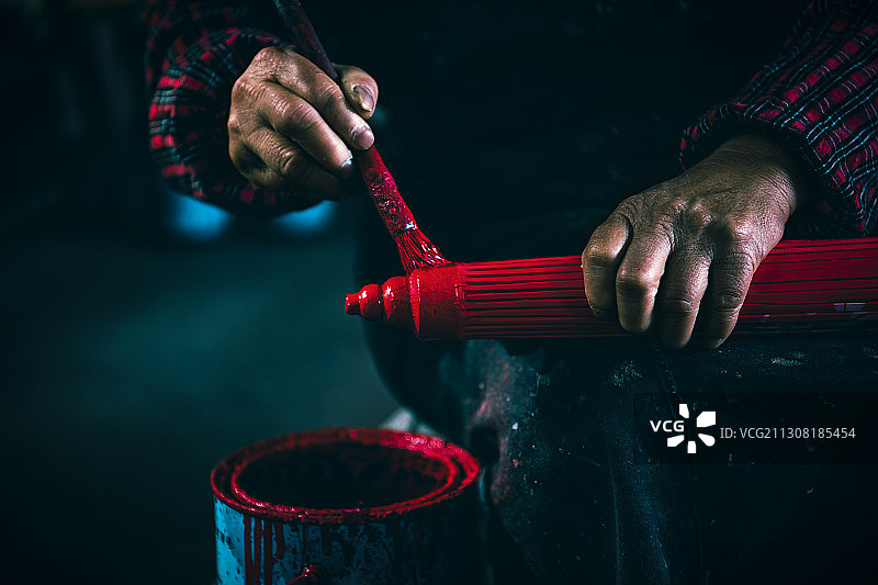 传统油纸伞制作图片素材