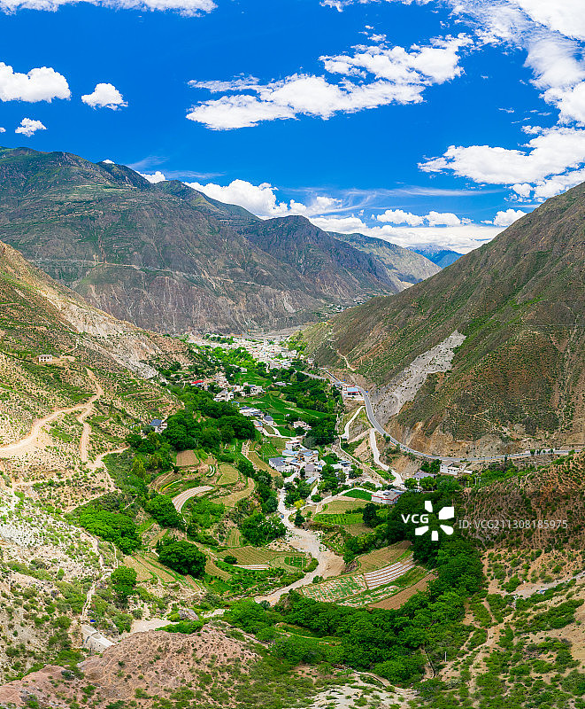 中国云南滇藏线迪庆州奔子栏镇航拍全景图片素材