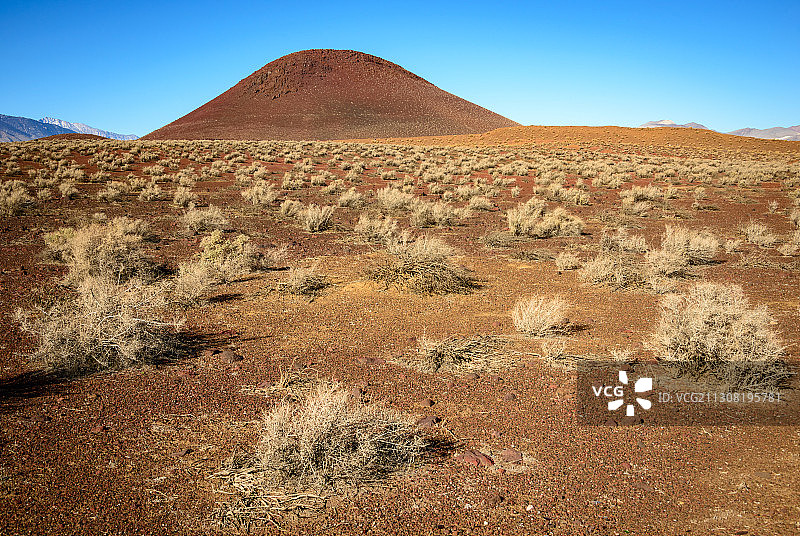 晴朗的天空映衬着沙漠的风景图片素材